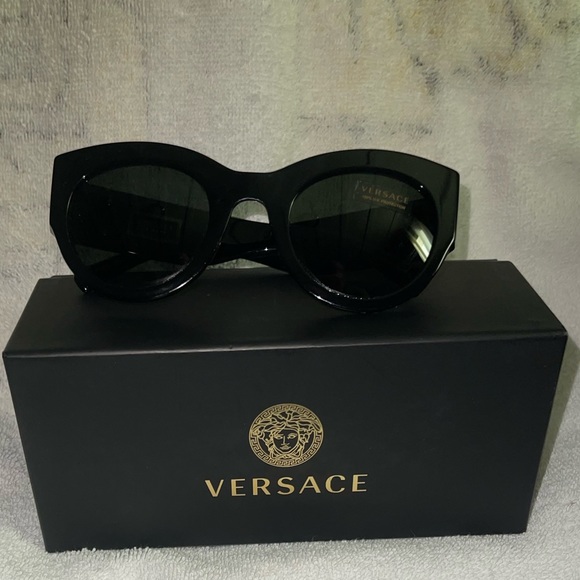 Versace - Picture 2 of 4